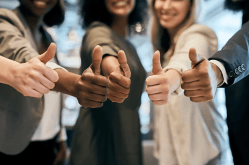 Equipe Femme lève les bras victoire