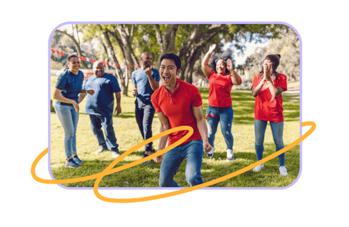 Équipe réunie dans une activité commune, visuel du guide du team building en entreprise
