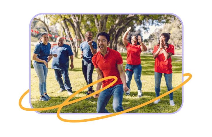 Equipo reunido en una actividad común, imagen de la guía del team building en la empresa