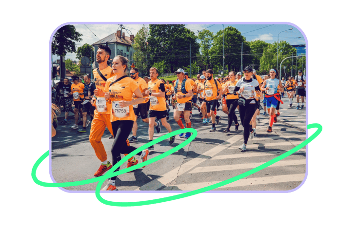 Equipo en un reto deportivo solidario, imagen del artículo sobre ideas de retos en la empresa