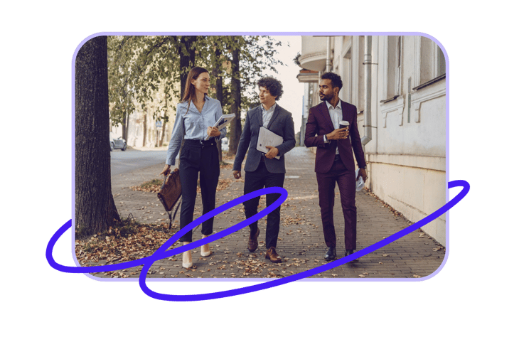 Des collègues marchent ensemble en automne, visuel de l'article sur Octobre Rose et Movember en entreprise