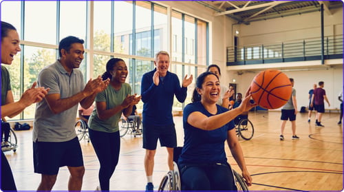 Descubrimiento del baloncesto en silla de ruedas en un evento de empresa: una jugadora sonriente pasa el balón