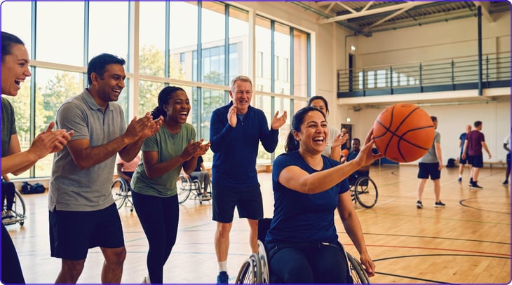 Descubrimiento del baloncesto en silla de ruedas en un evento de empresa: una jugadora sonriente pasa el balón