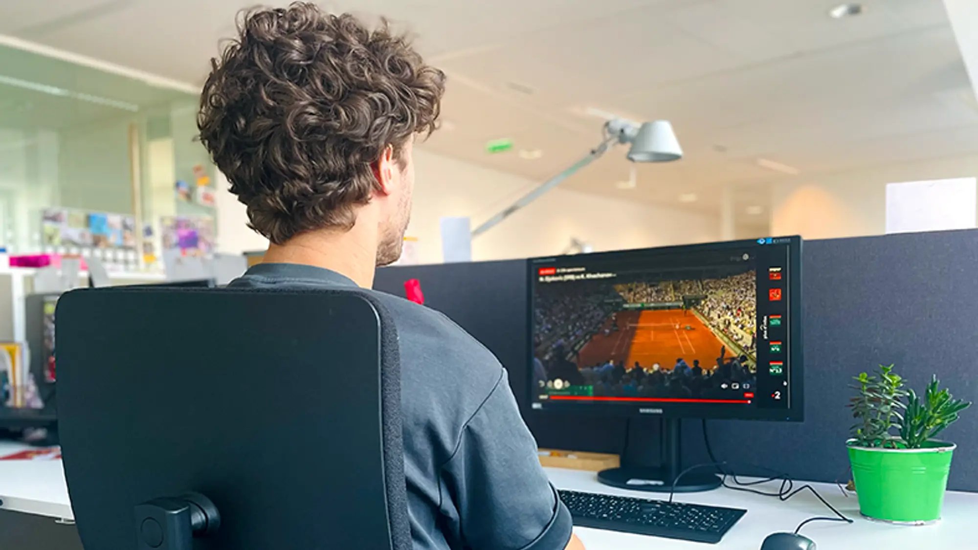 Salarié regardant un match de tennis (Roland Garros ou Jeux Olympiques) au travail (source La Provence)